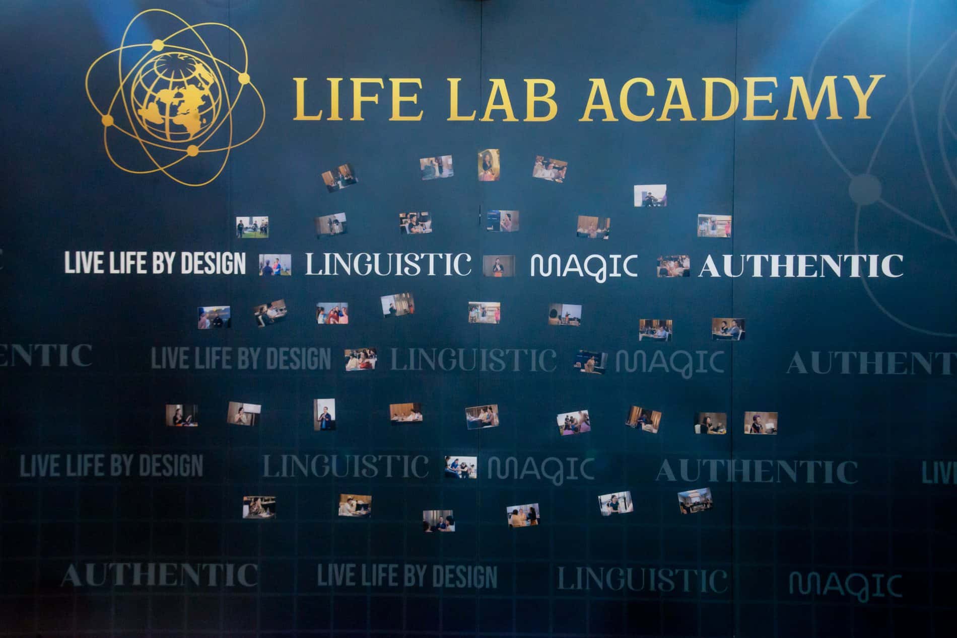 ผนัง Life Lab Academy ที่ติดรูปผู้เรียนรุ่นก่อนๆ