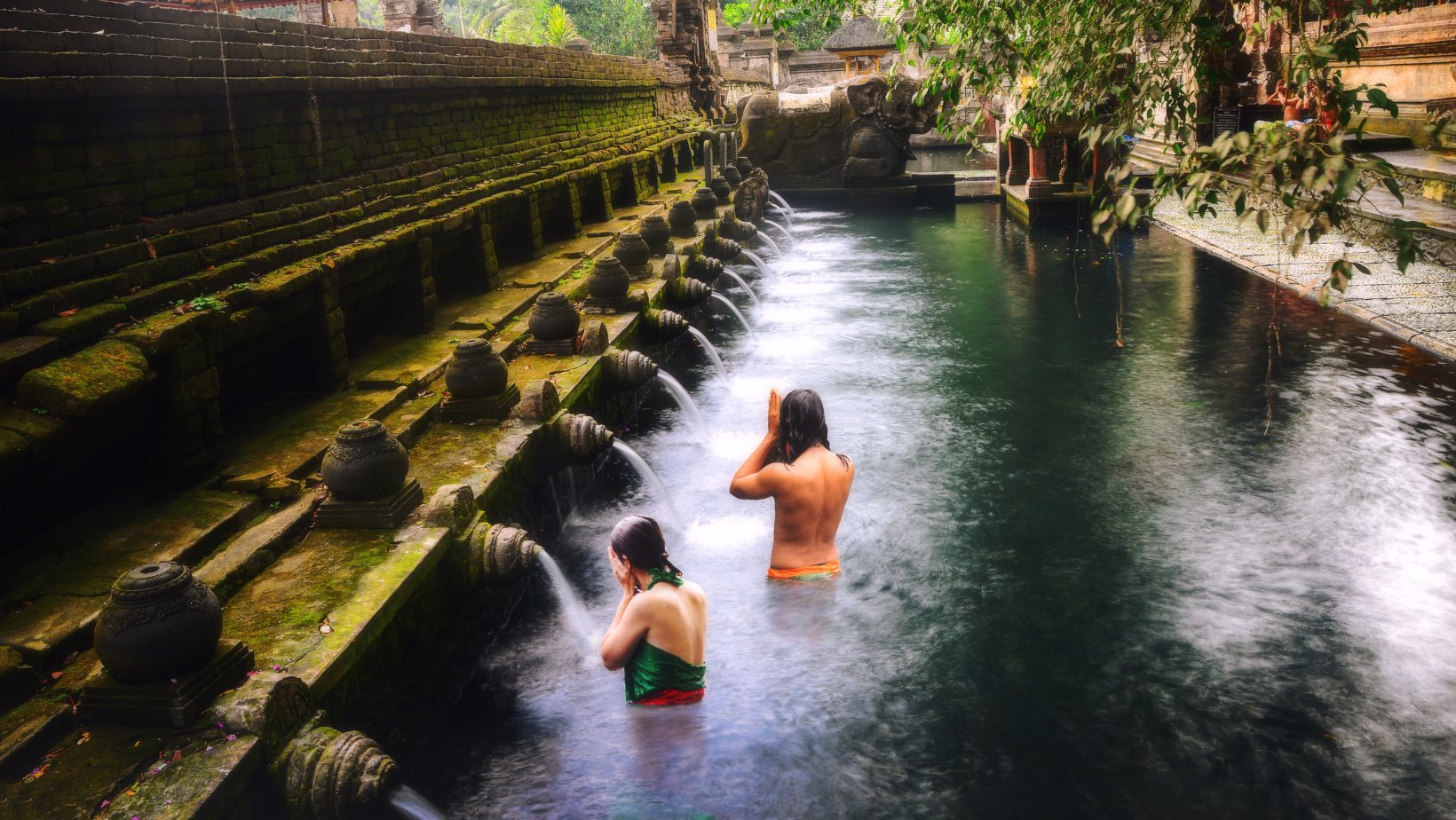รางน้ำมนต์ในพิธีชำระล้างของบาหลี