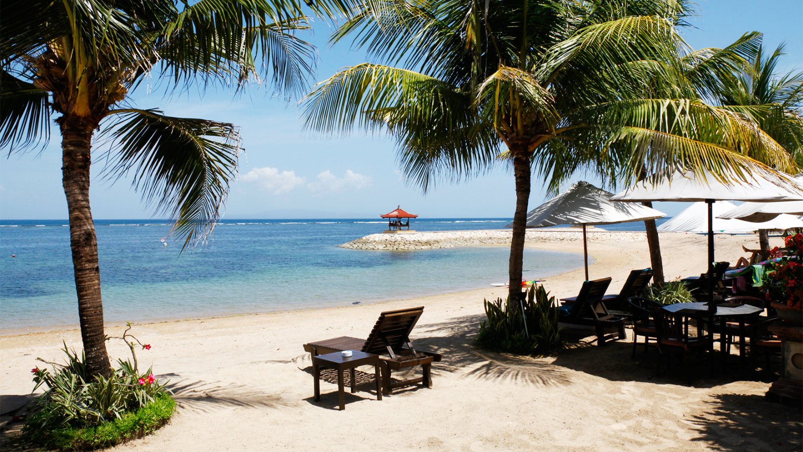 ชายหาดซานูร์ยามกลางวัน