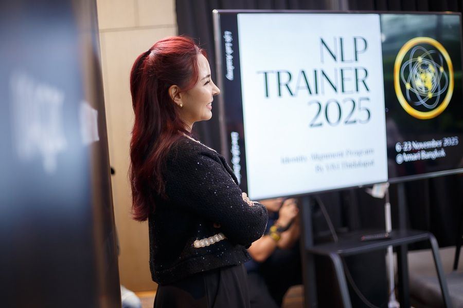 โค้ชวิวี่กับบอร์ด NLP Trainer 2025